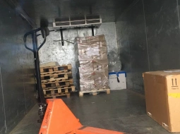 Выгрузили физраствор в коробках