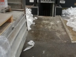 Выгрузка краски в помещение школы